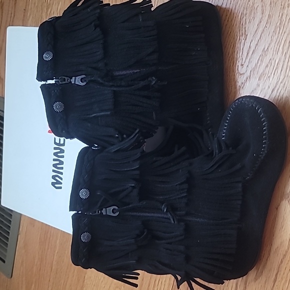 Youth Size 3 Minnetonka black 3 layer fringe boot - Picture 4 of 6